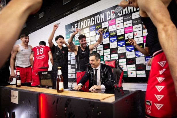 Los jugadores bañan a Pablo Pin en la sala de prensa (FERMÍN RODRÍGUEZ/ FUNDACIÓN CB GRANADA) Los jugadores bañan a Pablo Pin en la sala de prensa (FERMÍN RODRÍGUEZ/ FUNDACIÓN CB GRANADA)