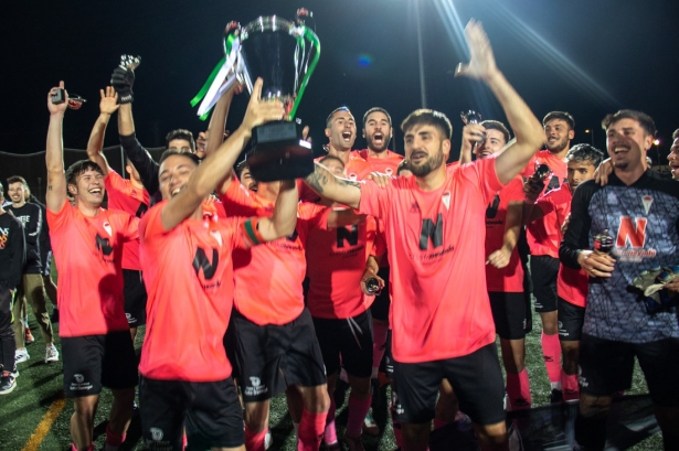 Dani Torres y Sacha levantan la Copa de Campeones (CRISTIAN FERNÁNDEZ)