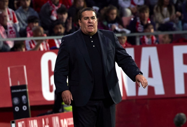 José Ramón Sandoval, entrenador del Granada CF, en un momento del partido en Girona (LOF) José Ramón Sandoval, entrenador del Granada CF, en un momento del partido en Girona (LOF)