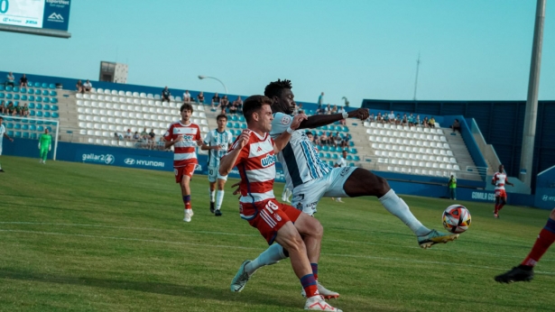 Eu pelea por el balón con Nuha Marong (ATLÉTICO BALEARES) Eu pelea por el balón con Nuha Marong (ATLÉTICO BALEARES)