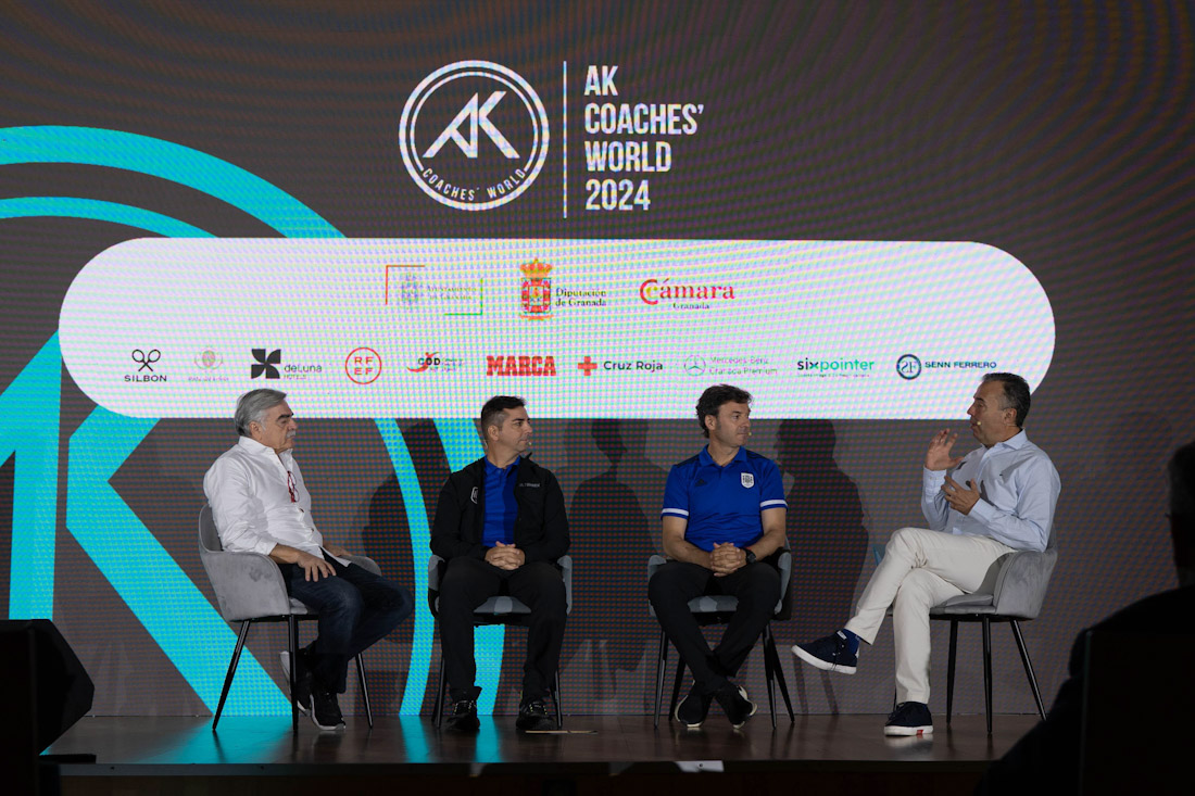Santi Denia y Francis Hernández durante una charla (AK COACHES WORLD)