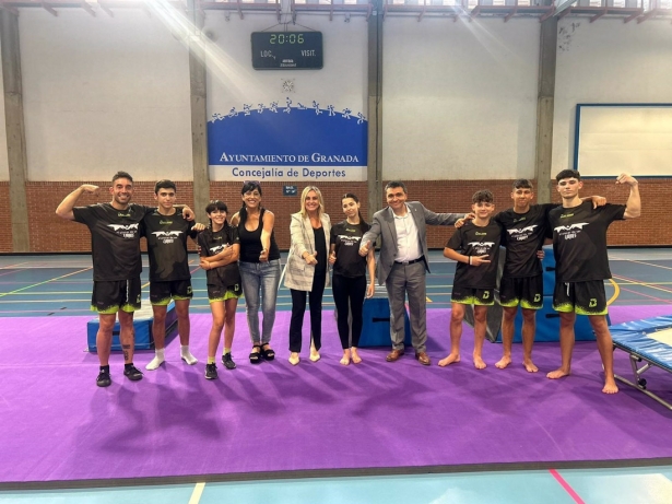 Miembros del Club Balans con la alcaldesa de Granada, Marifrán Carazo, en el centro, y el edil de Deportes, Jorge Iglesias (AYUNTAMIENTO) Miembros del Club Balans con la alcaldesa de Granada, Marifrán Carazo, en el centro, y el edil de Deportes, Jorge Iglesias (AYUNTAMIENTO)