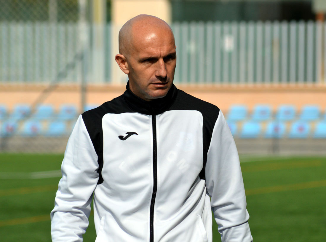 El entrenador del Puerto de Motril CF, Jonathan Rey (J. PALMA)
