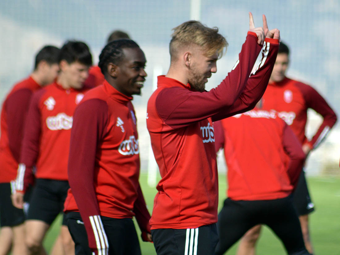 La plantilla del Granada CF en uno de los últimos entrenamientos de la pasada temporada (J. PALMA)