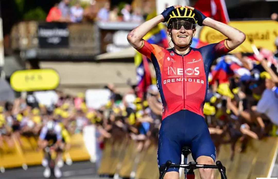 Carlos Rodríguez celebrando la victoria conquistada en el Tour de Francia de 2023 (DAVID PINTENS/BELGA/DPA)