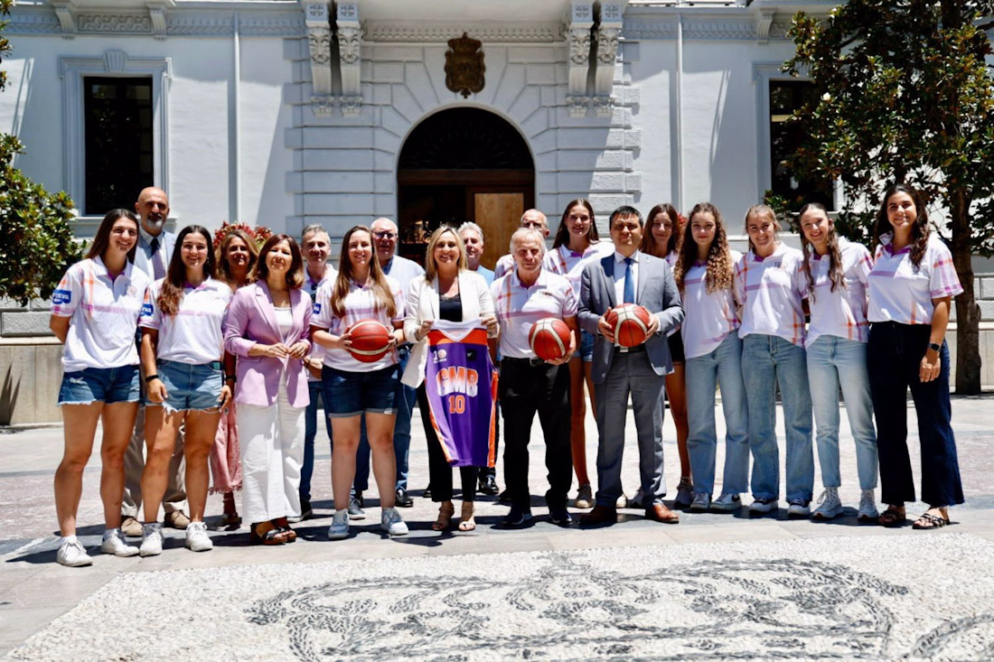 La alcaldesa de Granada, Marifrán Carazo, en el centro en la imagen de la recepción al combinado del G+B (AYUNTAMIENTO)