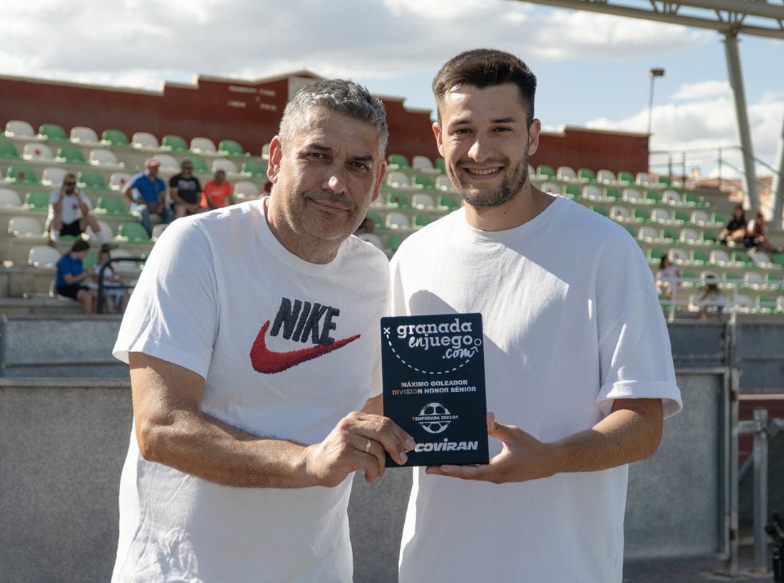 Toni Iglesias recibe el trofeo al máximo goleador de manos de Francis García, socio de Coviran en Atarfe (JUAN HERNÁNDEZ)