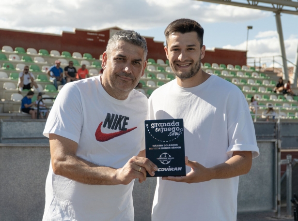Toni Iglesias recibe el trofeo al máximo goleador de manos de Francis García, socio de Coviran en Atarfe (JUAN HERNÁNDEZ)