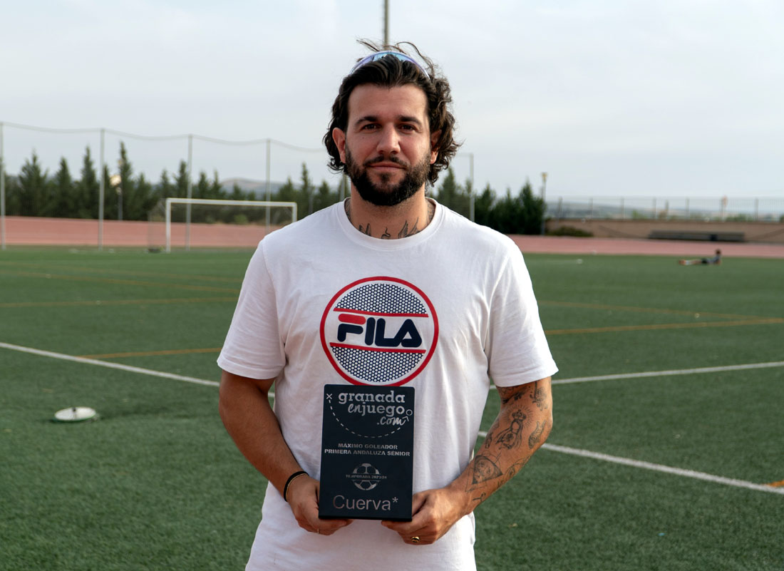 Piru, jugador del CD Santa Fe, con el trofeo patrocinado por Cuerva* al máximo goleador de Primera Andaluza (JUAN HERNÁNDEZ)