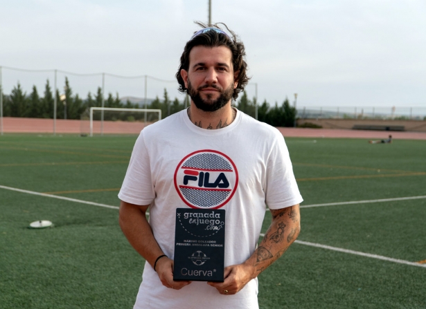 Piru, jugador del CD Santa Fe, con el trofeo patrocinado por Cuerva* al máximo goleador de Primera Andaluza (JUAN HERNÁNDEZ)