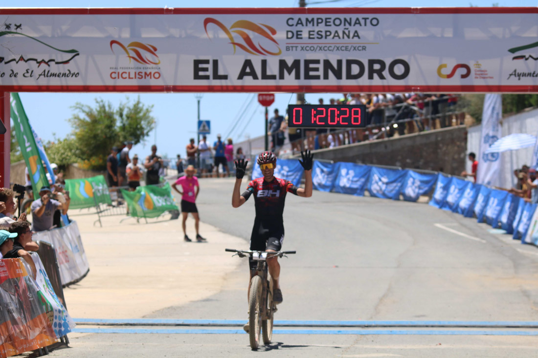 David Valero entra victorioso en meta (FEDERACIÓN ESPAÑOLA DE CICLISMO)