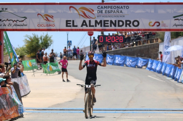 David Valero entra victorioso en meta (FEDERACIÓN ESPAÑOLA DE CICLISMO) David Valero entra victorioso en meta (FEDERACIÓN ESPAÑOLA DE CICLISMO)