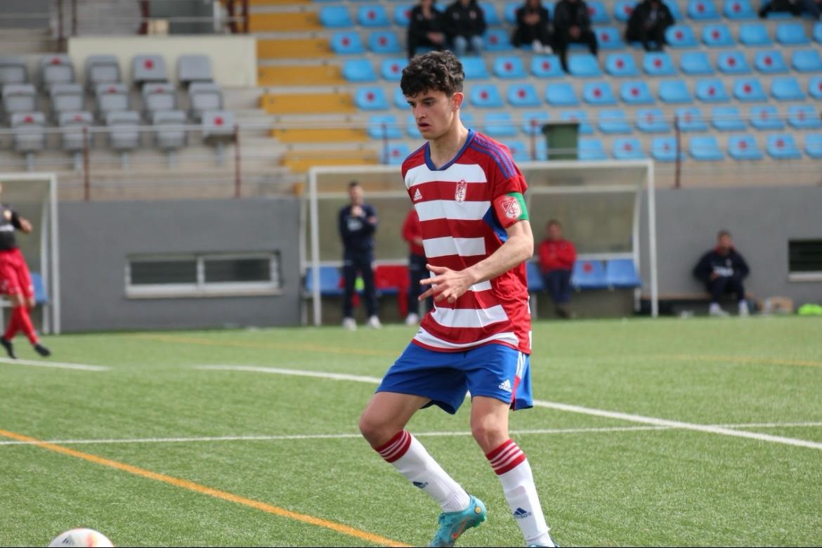 Manu López durante un partido con el juvenil del Granada CF 