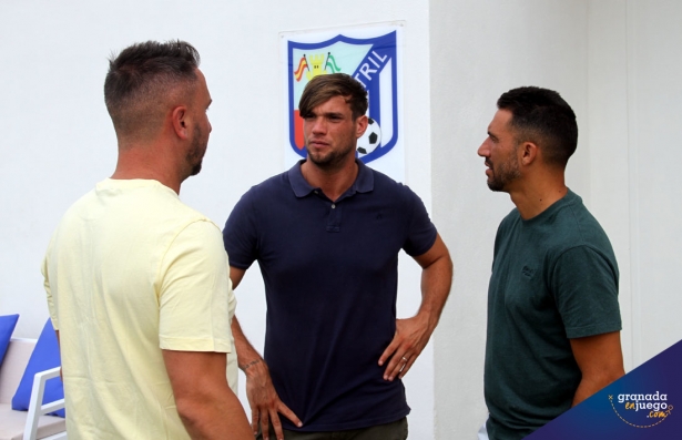 Pablo Hernández dialoga con Viti y Biri a las puertas de la academia del conjunto motrileño (J. PALMA)