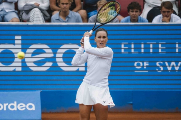 Nuria Párrizas golpea la bola durante el partido (NORDEA OPEN)