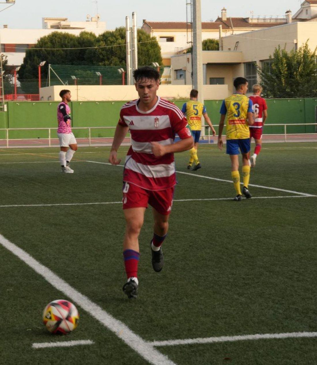 El Recreativo Granada no pasó del empate ante el Huétor Tájar (GRANADA CF)