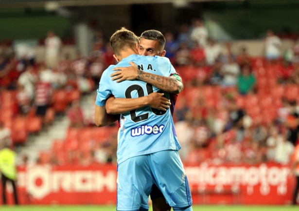 Uzuni celebra junto a Fran Árbol el tanto de penalti que significó la victoria (JOSÉ ANDRÉS FERNÁNDEZ) Uzuni celebra junto a Fran Árbol el tanto de penalti que significó la victoria (JOSÉ ANDRÉS FERNÁNDEZ)