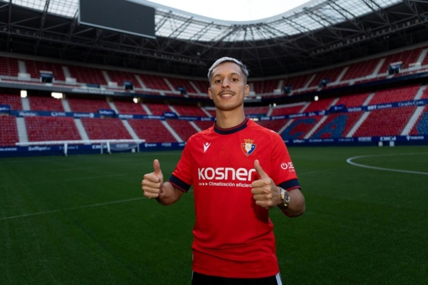 Bryan ya posa como nuevo jugador de Osasuna (OSASUNA) Bryan ya posa como nuevo jugador de Osasuna (OSASUNA)