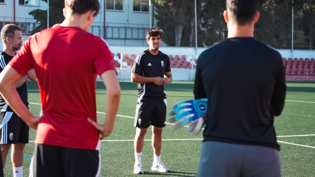 Adolfo Martínez da instrucciones durante un entrenamiento (GCF) Adolfo Martínez da instrucciones durante un entrenamiento (GCF)