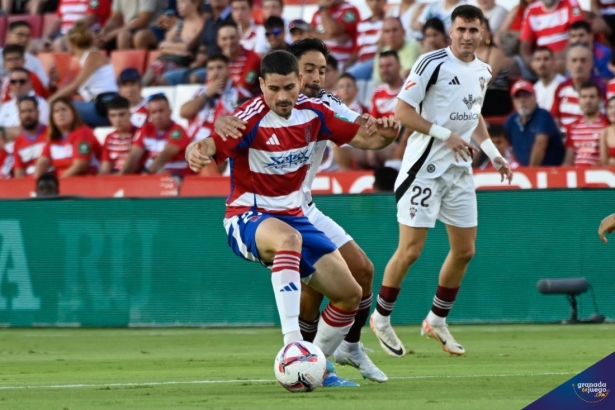 El Granada encajó la primera derrota del cuso (JOSÉ M. BALDOMERO) El Granada encajó la primera derrota del cuso (JOSÉ M. BALDOMERO)