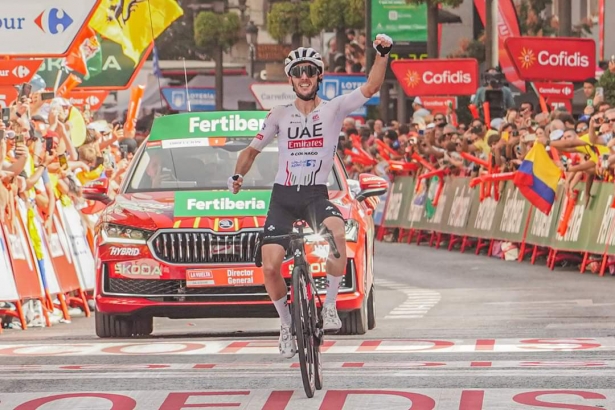 Adam Yates entra victorioso en meta (JOSÉ VELASCO)