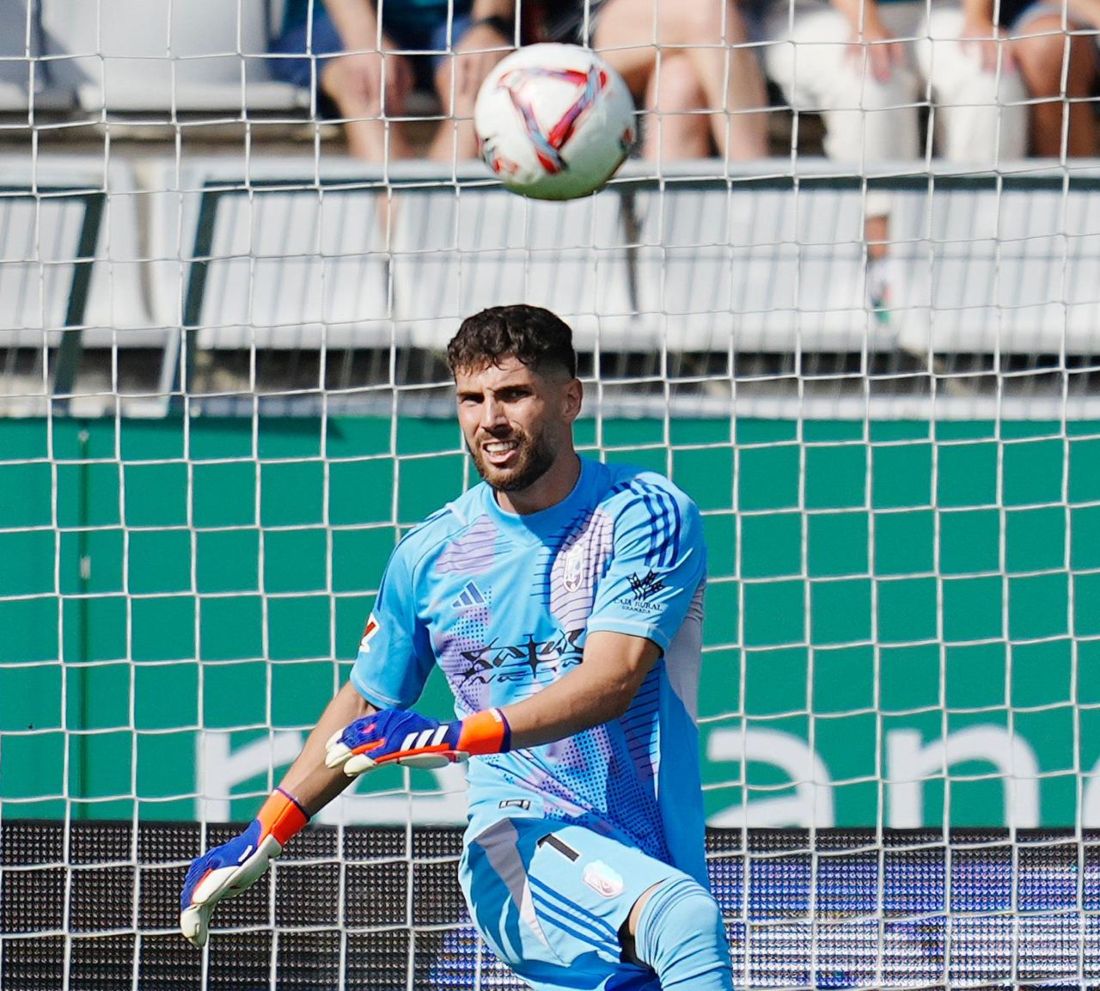 Luca realiza un golpeo en largo ante el Racing de Ferrol (GRANADA CF)