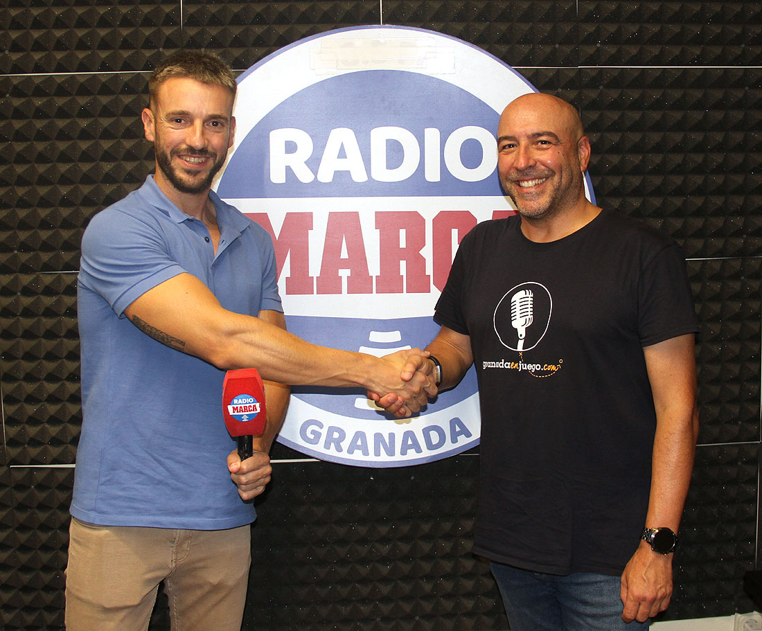 Javier Palma junto a José Ángel Martos, director de Radio Marca Granada, en los estudios de la emisora