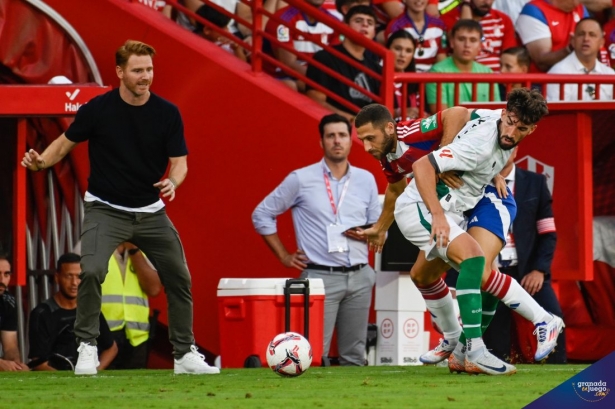 Abascal sigue atento una jugada desde su área técnica (JOSÉ M. BALDOMERO) Abascal sigue atento una jugada desde su área técnica (JOSÉ M. BALDOMERO)