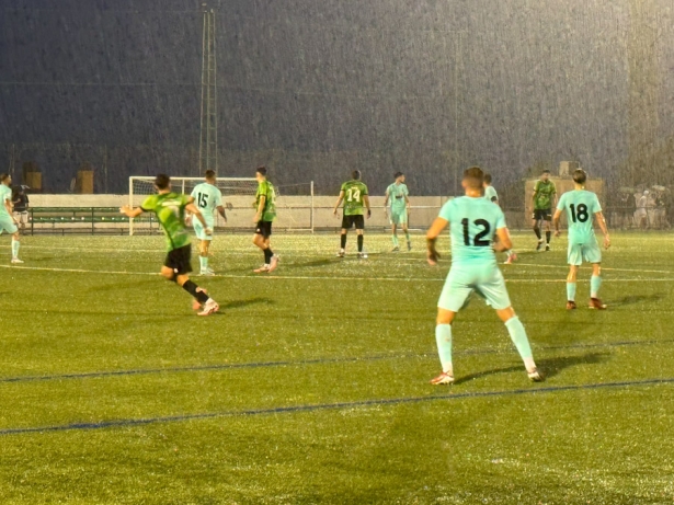 El partido se jugó bajo una intensa lluvia (CD HUÉTOR VEGA) El partido se jugó bajo una intensa lluvia (CD HUÉTOR VEGA)