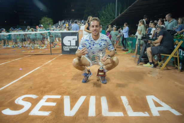 Roberto Carballés posa con el trofeo (COPA SEVILLA)