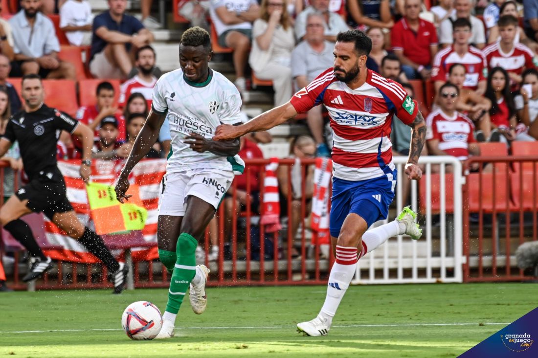 Insua sufrió en el partido ante el Huesca (JOSÉ M. BALDOMERO)