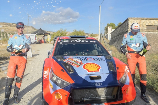 Thierry Neville y su copiloto celebra el triunfo (RALLYE CIUDAD DE GRANADA) Thierry Neville y su copiloto celebra el triunfo (RALLYE CIUDAD DE GRANADA)
