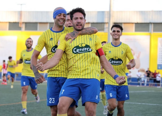 Esteban celebra uno de los goles (JOSÉ ANDRÉS FERNÁNDEZ)
