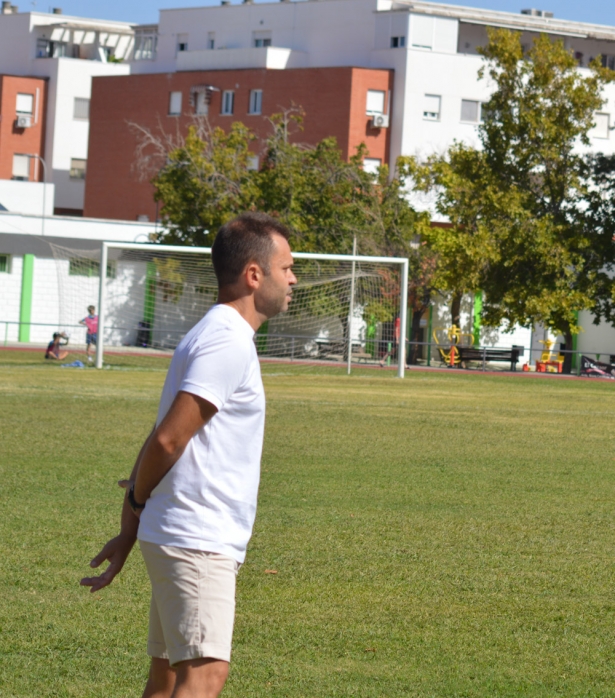 El entrenador del Atarfe Industrial, Ángel Ruiz (D. CONTRERAS) El entrenador del Atarfe Industrial, Ángel Ruiz (D. CONTRERAS)