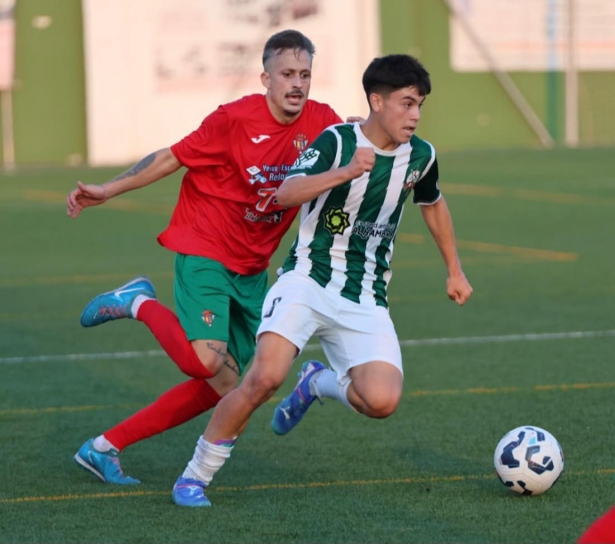 El Villanueva Mesía se llevó el derbi del poniente (JOSÉ ANDRÉS FERNÁNDEZ) El Villanueva Mesía se llevó el derbi del poniente (JOSÉ ANDRÉS FERNÁNDEZ)