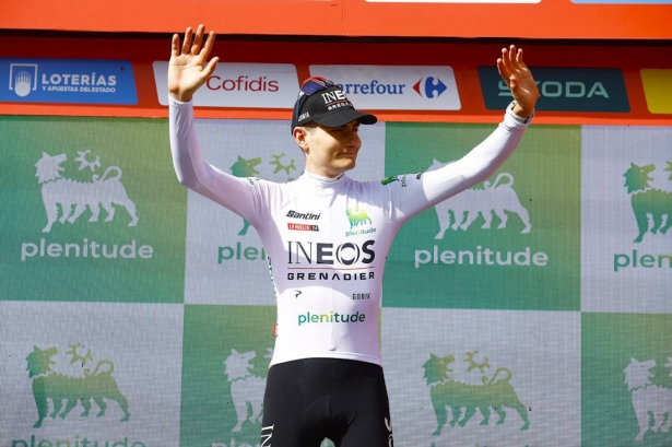 Carlos Rodríguez con el maillot blanco de la Vuelta (UNIPUBLIC/SPRINT CYCLING AGENCY)