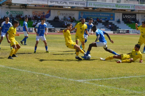 Sana intenta llevarse el balón ante dos jugadores de Benagalbón (D. CONTRERAS) 