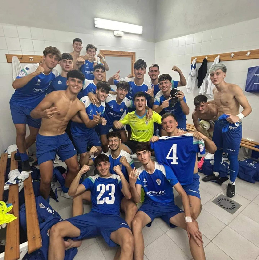 La UD Maracena celebra su triunfo (UD MARACENA) 