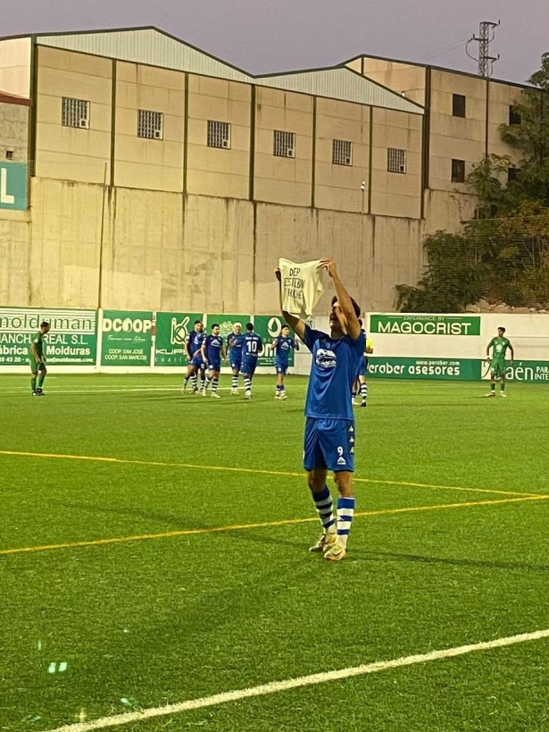 Bolívar celebra el gol de la victoria del Arenas (ARENAS DE ARMILLA)