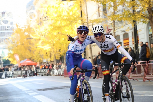 Letizia Paternoster (Jayco-AlUla) y Mavi García (Liv Racing-TeqFind), estrellas del critérium Reinas de la Alhambra en 2023 (ÁLVARO AGRCÍA HERRERO)