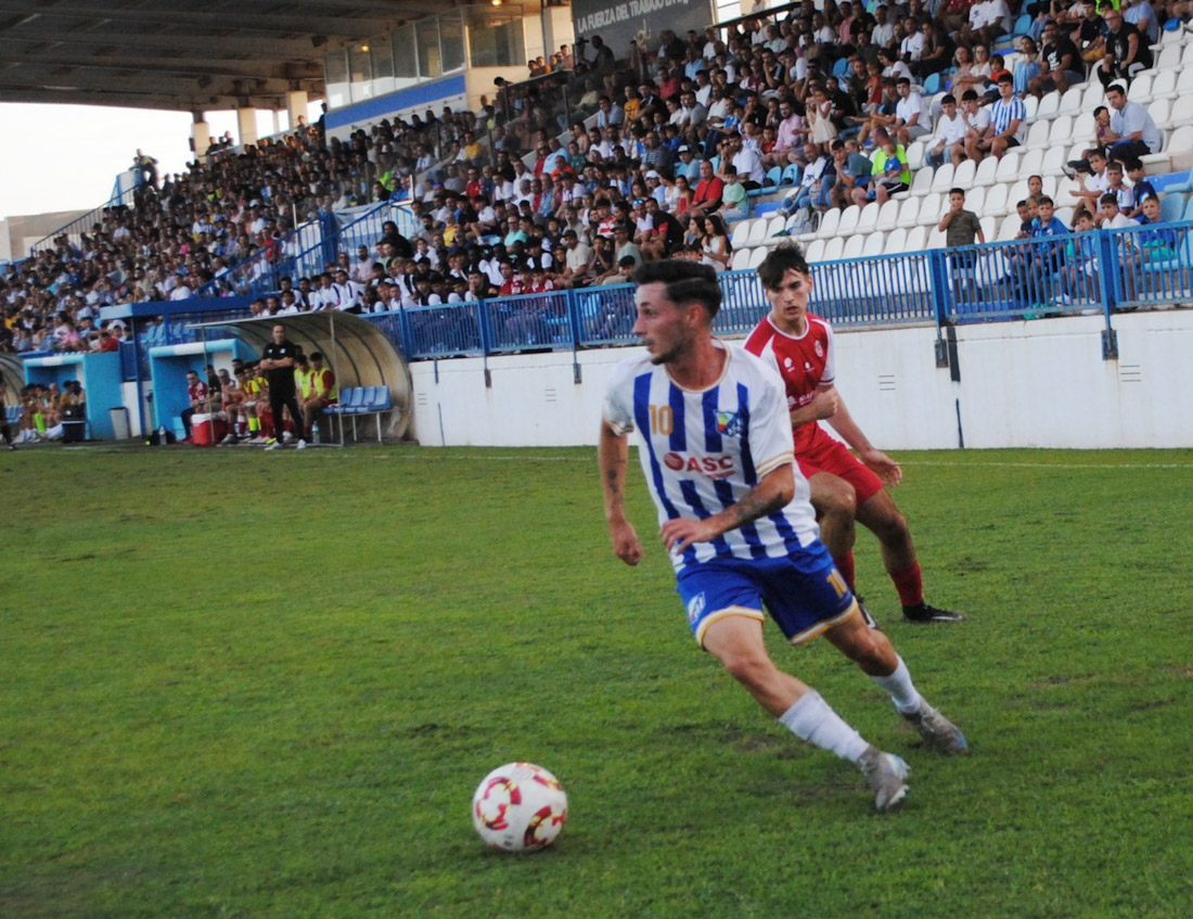 Pablo Muñoz avanza con el balón (SEMANARIO MUCHO DEPORTE?
