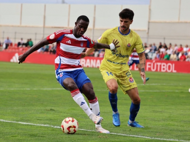 Fayé trata de proteger el balón (JOSÉ ANDRÉS FERNÁNDEZ)