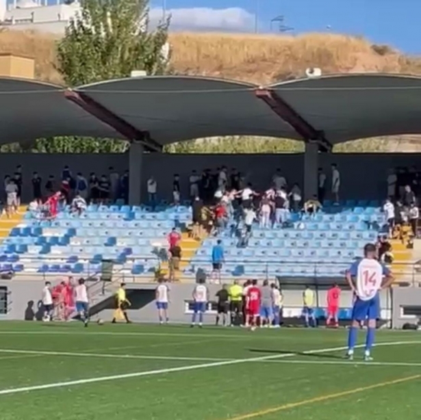 El incidente fue captado por aficionados presentes en el estadio