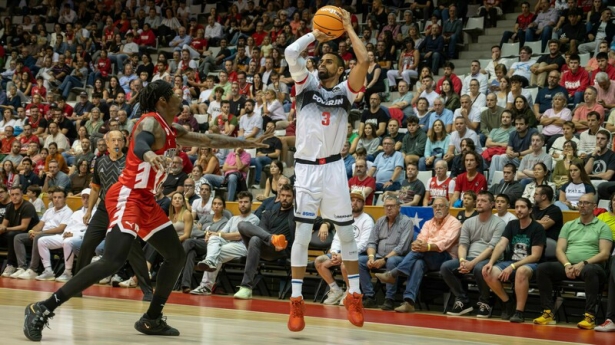Gian Clavell lanza a canasta (SERGI GIRONÉS) Gian Clavell lanza a canasta (SERGI GIRONÉS)