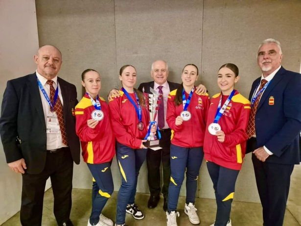 El cuarteto español posa con su medalla de plata (FEDERACIÓN ESPAÑOLA DE KARATE)