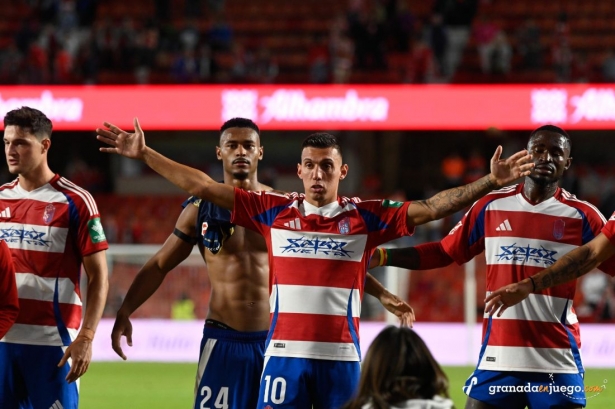 El equipo celebra junto a la afición el contundente triunfo (JOSÉ M. BADLOMERO) El equipo celebra junto a la afición el contundente triunfo (JOSÉ M. BADLOMERO)