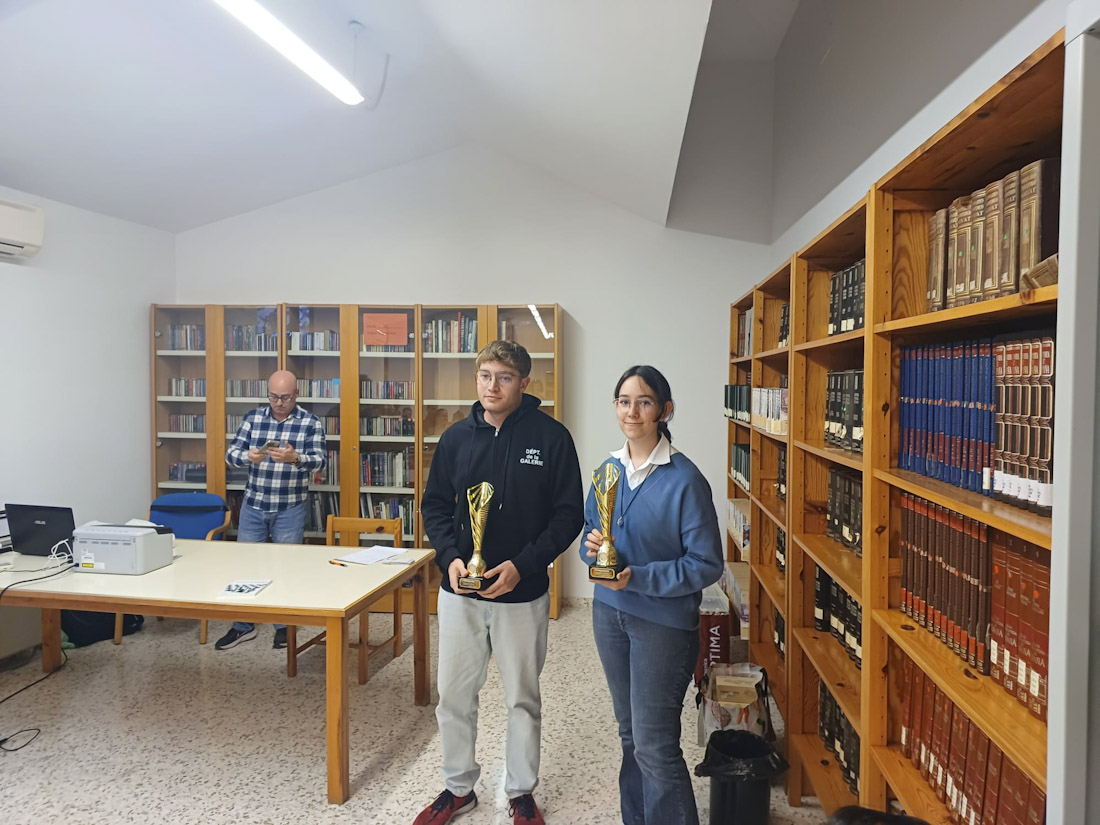 Los ganadores posan con el trofeo 