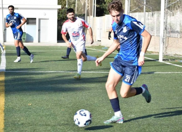 Chino observa como avanza con el balón un jugador del Puerto de Motril 