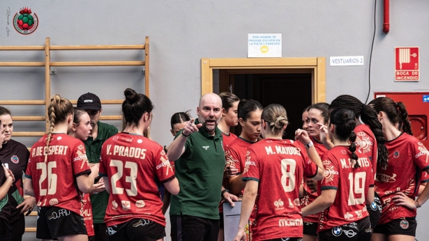 Pablo Perea da instrucciones a las jugadoras (BM CIUDAD DE GRANADA) Pablo Perea da instrucciones a las jugadoras (BM CIUDAD DE GRANADA)