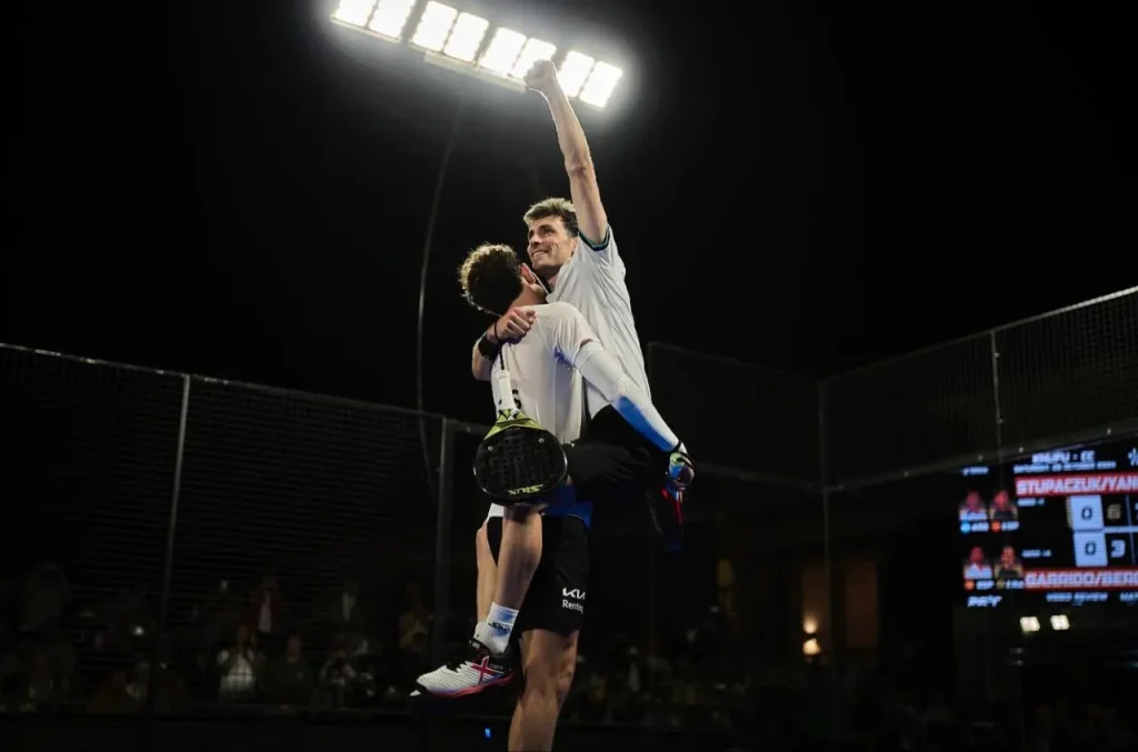 Yanguas y Stupaczuk tras ganar el título (PREMIER PADEL)